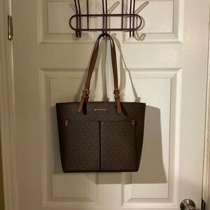 🪅NWOT Michael Kors Jet Set Medium Signature Print Pocket Tote Bag